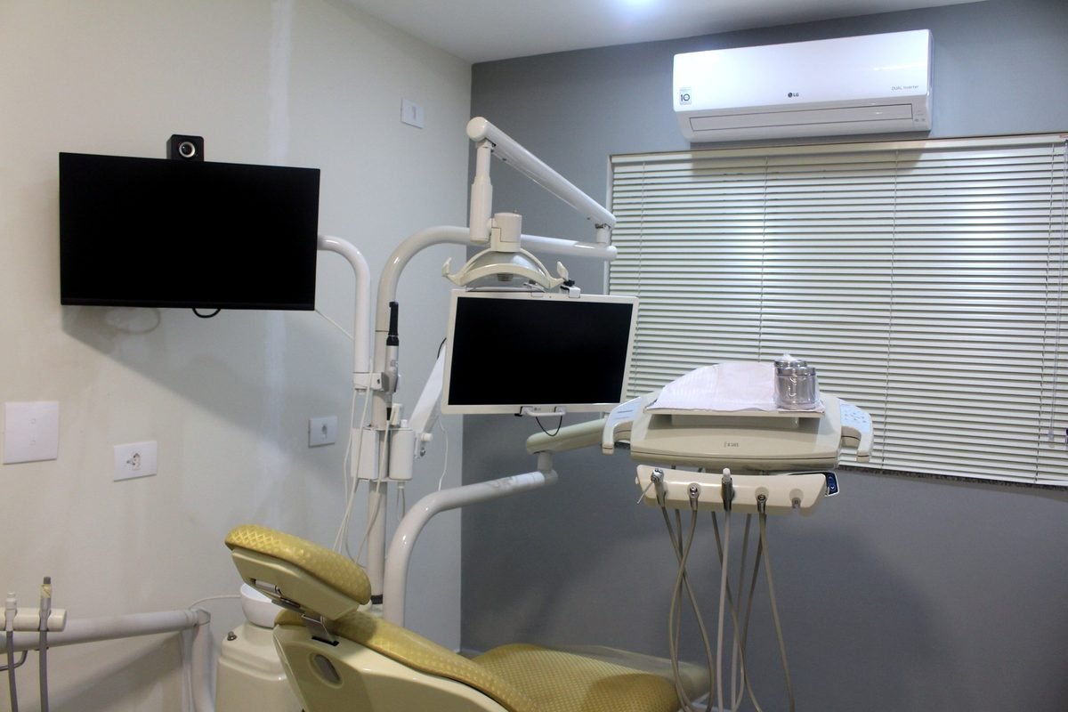 Consultório da Denflor com as telas onde o paciente vê o próprio caso durante a consulta