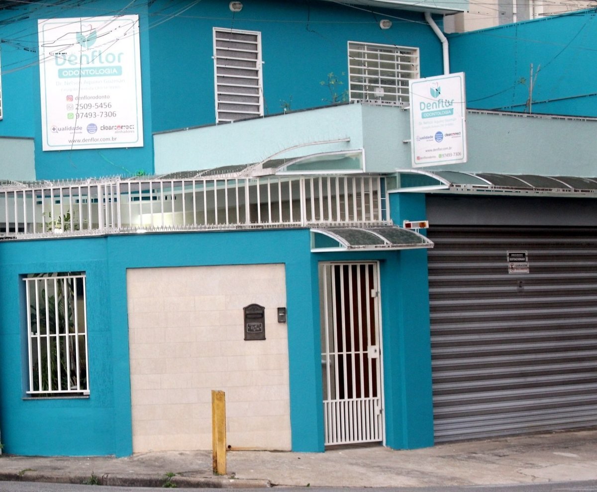 Frente da Denflor na Alameda Dom Pedro de Alcântara, com a placa da clínica e a porta de entrada