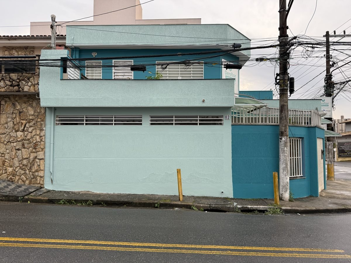 Lateral da Denflor na Alameda Dom Pedro de Alcântara, com o número 82 e a placa da clínica