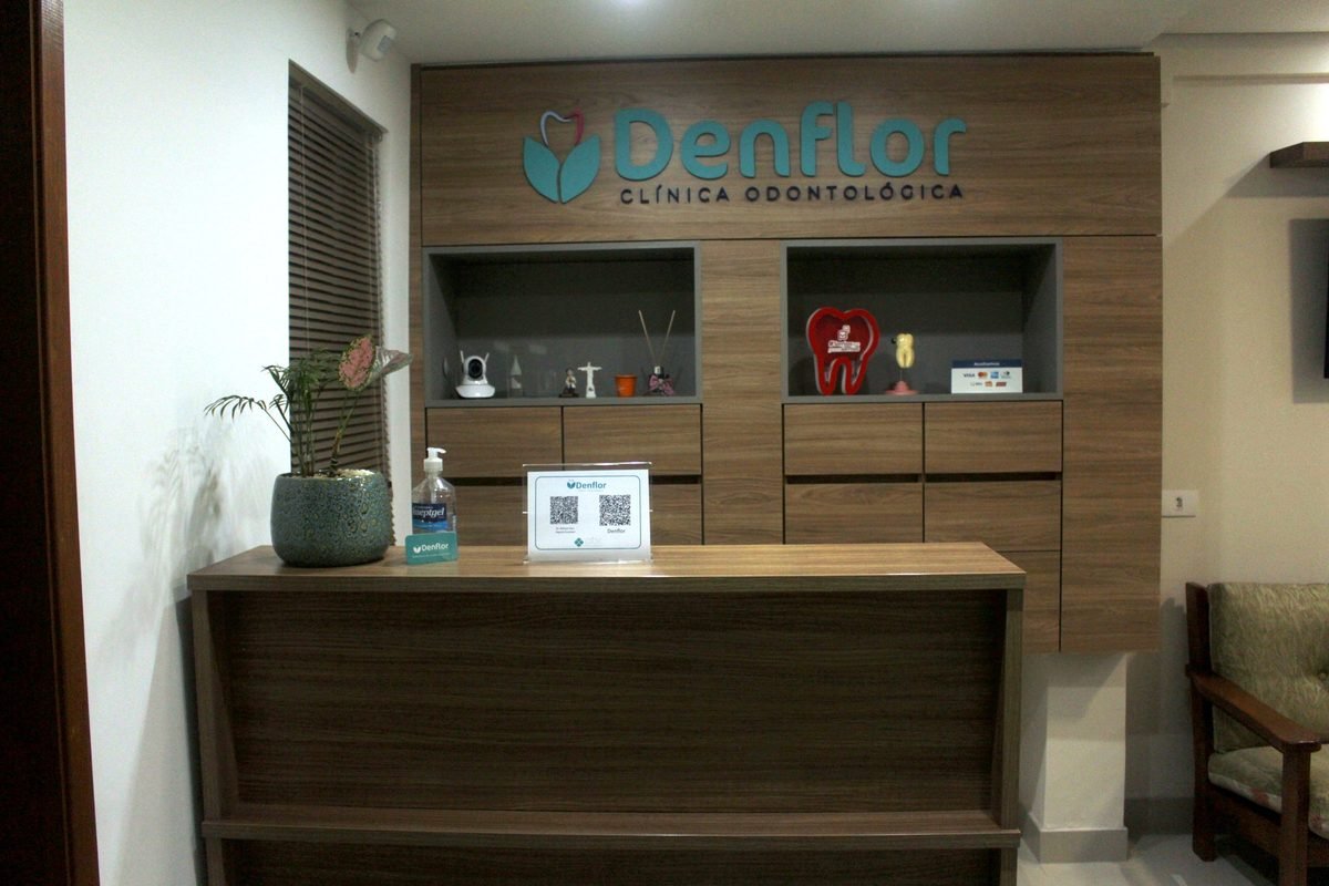 Balcão da recepção da Denflor, com plantas cuidadas pelo Dr. Nelson